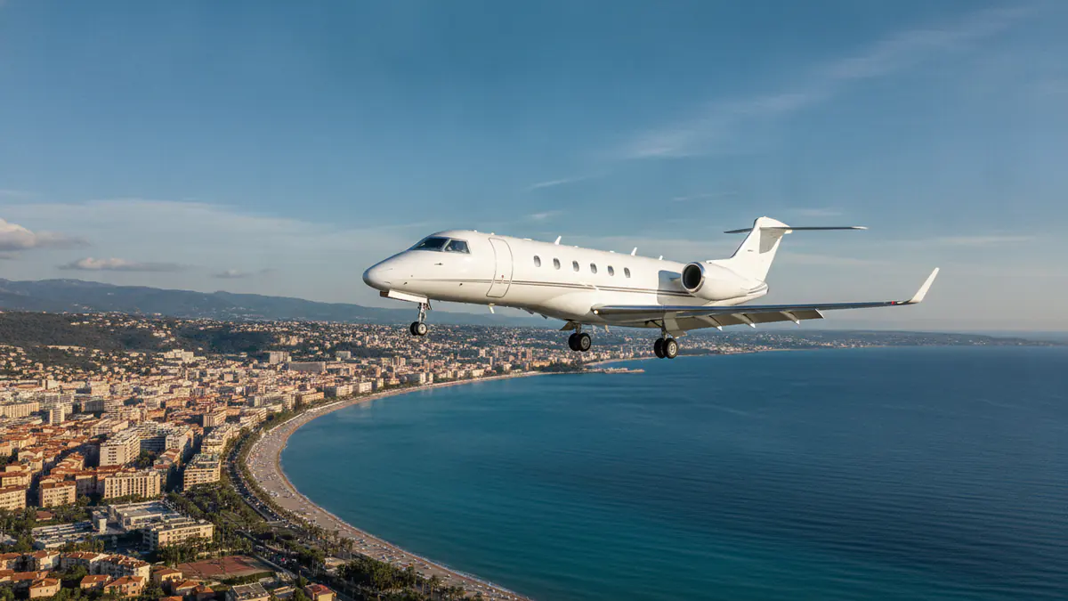 Private jet Madrid to Nice: light jet descending towards Nice