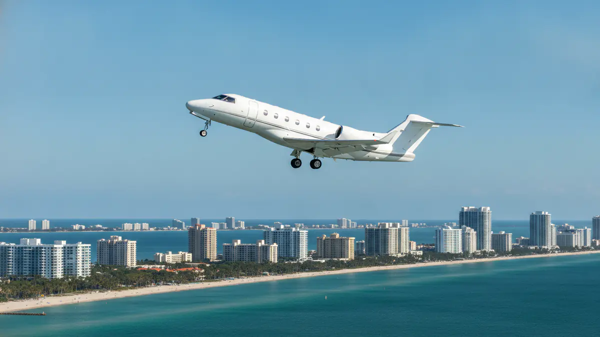 Private jet Miami to Cancún Private jet Miami to Cancún: light jet climbing out of Miami