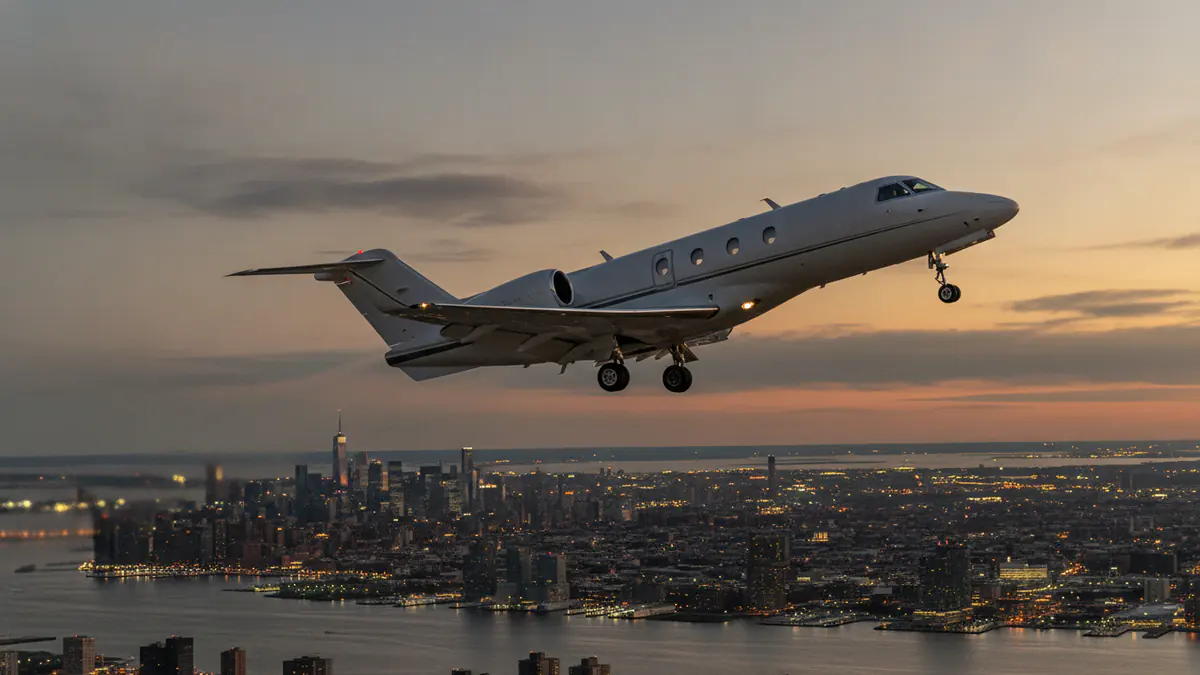 Private jet New York to Nassau: light jet climbing out of New York