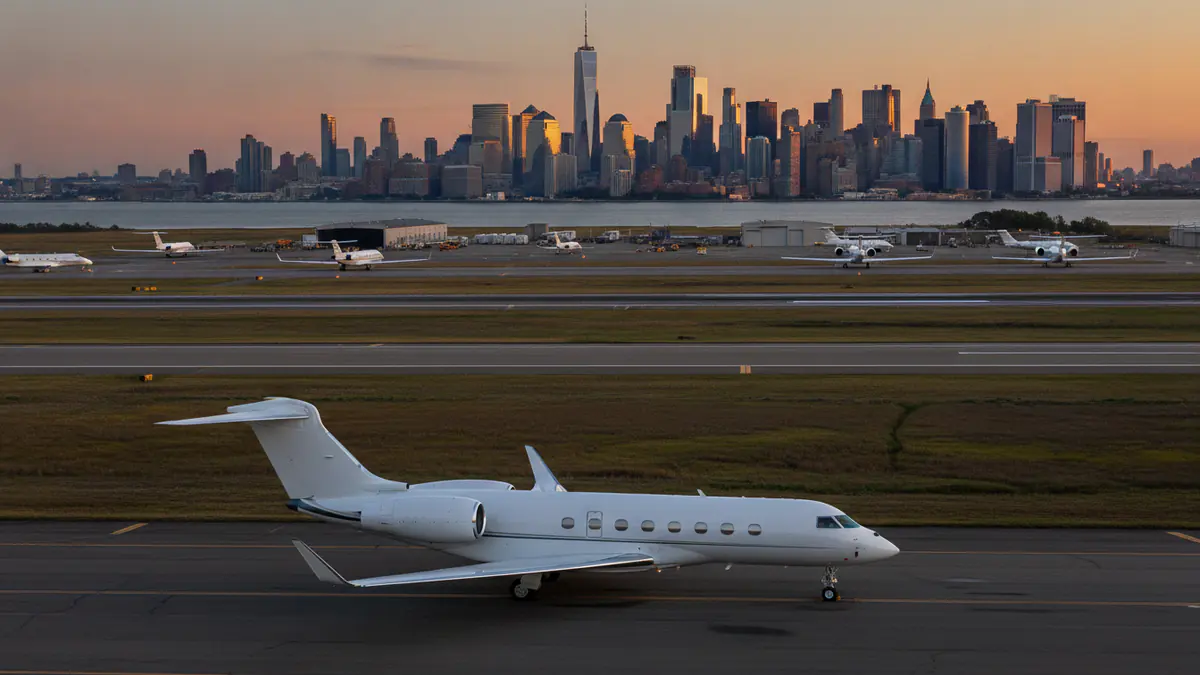 Private jet Teterboro Private jet Teterboro: business jet on the apron at Teterboro