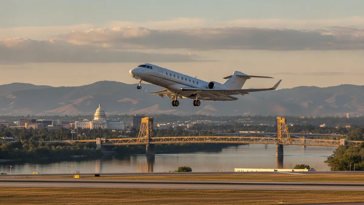 Sacramento private jets Sacramento private jets: business jet taking off with Sacramento in the background